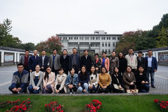 出席示范基地揭牌仪式的师生合影