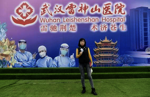 李静在雷神山医院送别医疗队时留影纪念