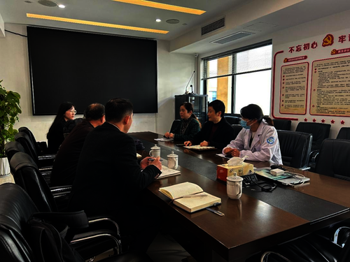 团队成员跟随朱老师外出进行社区调研