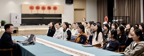 8.主讲人与观众合影1
