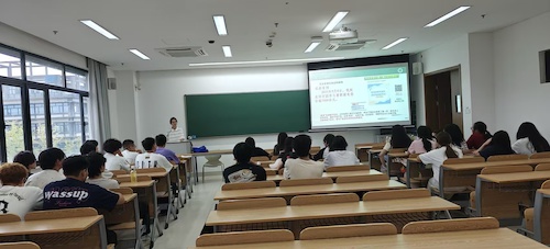 图1 “法治护航”主题班会