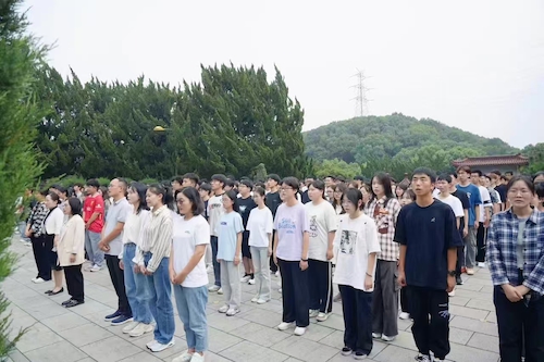 图3 赴杭州市革命烈士陵园缅怀先烈